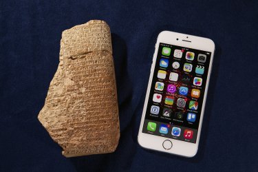 Thanks for listening! As a bonus, here’s an image showing how the bulk of everyday cuneiform tablets had similar dimensions to smartphones. The human hand hasn’t changed so much over the millennia…