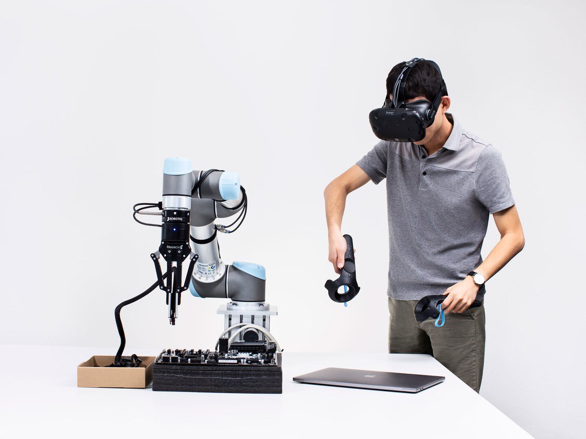 BrawRobot's tweet photo. Is this the future? Can we really teach robots with VR technology? https://t.co/PLLYDuLJL8 #BrawReality #VirtualReality #Technology #Tech #Robots #VR #FutureTech https://t.co/IOeQP46P9x