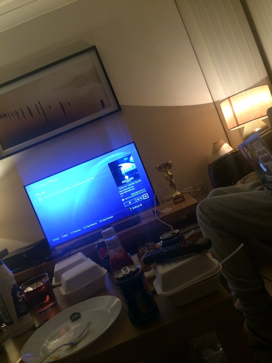 Rapture_4D's tweet photo. Listening back to the don dada @Gallus_One 's @RadarRadioLDN show ft myself + @_Polonis + @ChrissyGrimez interview aswell in tha new gaff w @EdscobarGLA . Ft my beatboss 5 trophy on the right there in the side 😈 xxxx https://t.co/eSY83urNBp