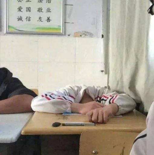 WhatsOnWeibo's tweet photo. We can understand dozing off during class...but this is just taking it to a whole new level! #seenonweibo #sleepingstudents https://t.co/DHapuE8oBd