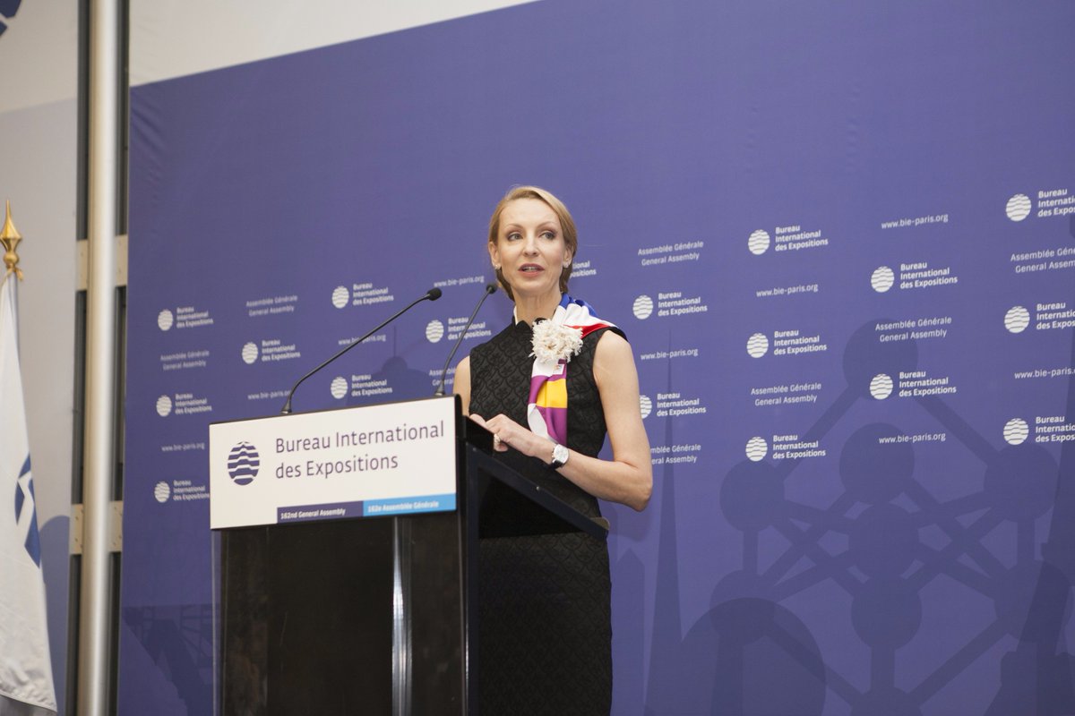 minpromtorg_rus's tweet photo. Ро��сийскую заявку на проведение #EXPO2025 представили Денис Мантуров, глава Заявочного комитета «ЭКСПО 2025» Светлана Сагайдак, а также знаменитые на весь мир журналист и телеведущий Владимир Познер и балерина Илзе Лиепа: https://t.co/NWBm20IAUA https://t.co/AM3Alb8luL