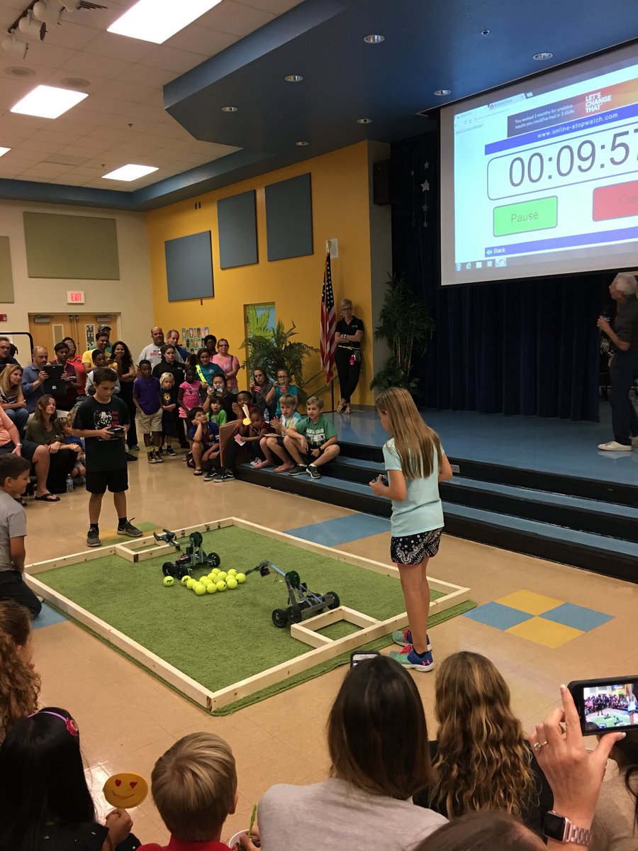 mariecuz's tweet photo. Families engaged at our annual #steam open house #engineeringchallenge #Robots #musicians #art show #learnand grow https://t.co/lEh7MhbVgN