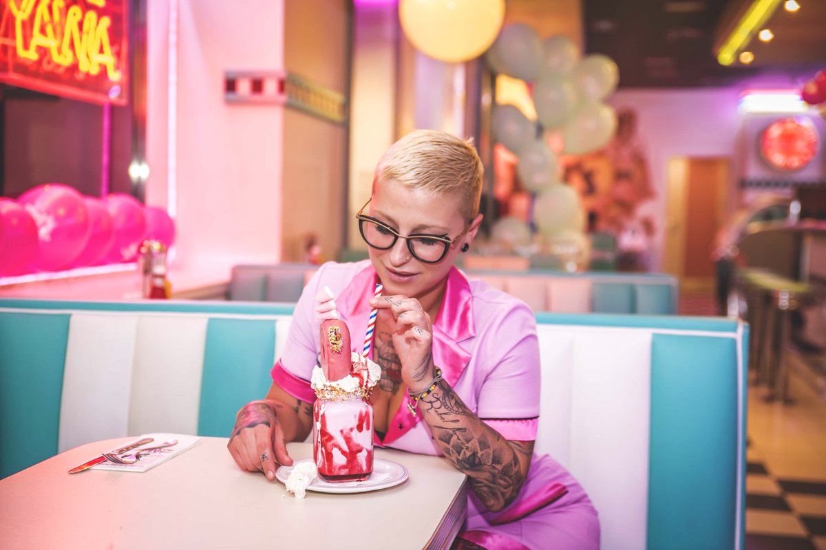 davean_es's tweet photo. Conxita en @tommymels Madrid. https://t.co/VArPraYVz2