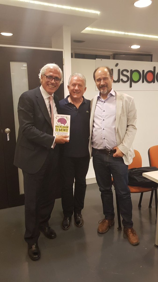 arieltorres's tweet image. #Gracias #gracias #gracias a todos los amigos que me acompañaron ayer en la presentación de #HackearánTuMente en @CuspideLibrosOK Estaba super nervioso, pero salió buenisimo!