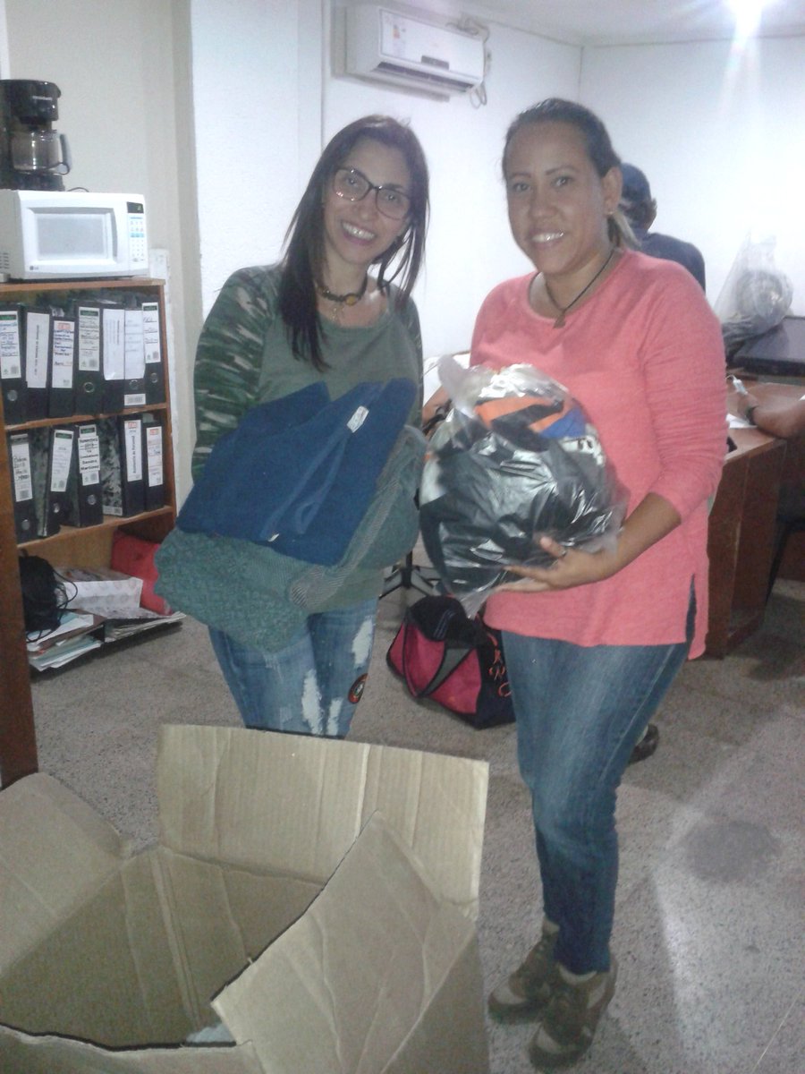 FSandramartinez's tweet photo. Con mucha empatia ♥ nuestra voluntariada Angela Carrillo aporto #UnGranitoDeAmorPorLaVida para nuestros guerreritos con Cáncer♥ *Ropa *Tapas https://t.co/5GVFysQCs2