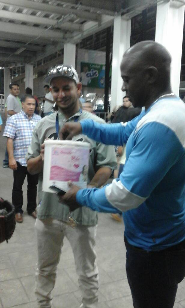 FSandramartinez's tweet photo. En cada espacio del Mcpio Sotillo Angeles Voluntarios llevan la misión de Conseguir donativos para nuestros guerreritos con Cáncer con amor♥ https://t.co/FO0Lptuy4x
