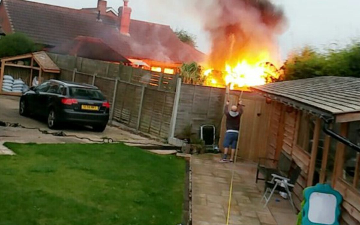 topmangrazy's tweet photo. @bretty_tuxford @carlmason13 @MeeshellO @fccowman 
Local hero saves neighbours house https://t.co/UIV22Q9Qg6
