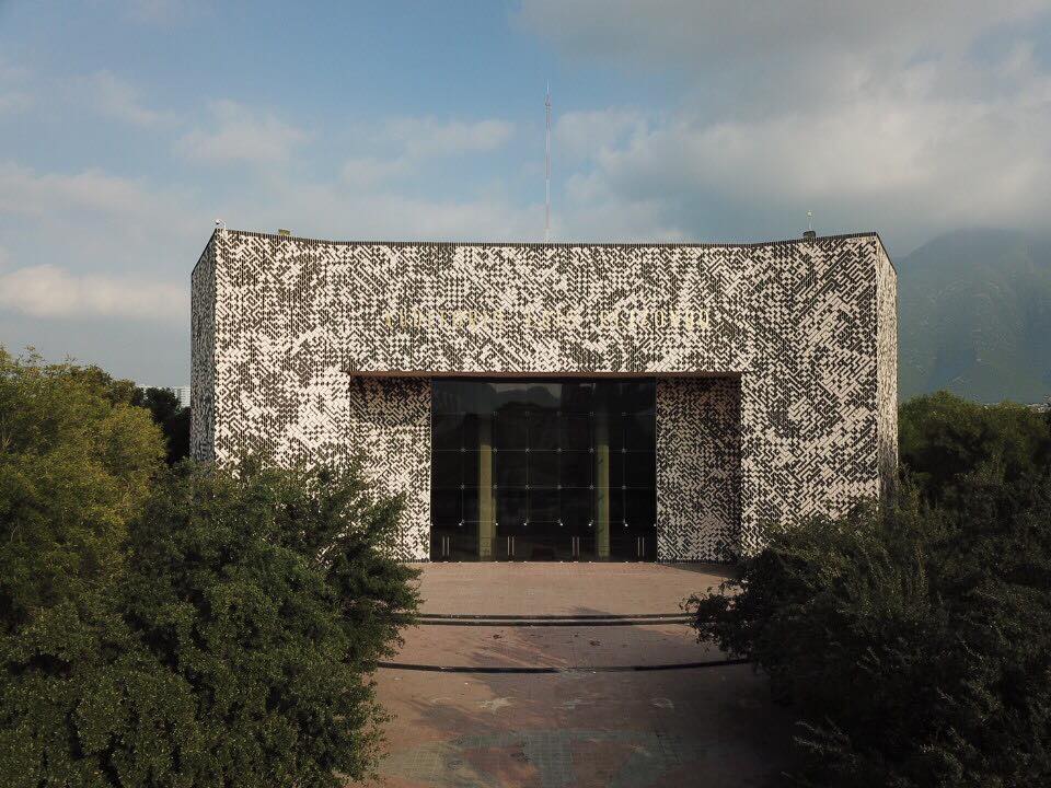 Before and After 👉 Monumental intervention by <a href="/stenlex/">STEN LEX</a> for <a href="/distritotec/">distritotec</a>. Auditorio Luis Elizondo from @tecdemonterrey 👷🏽:  by <a href="/artostudio/">O Art Studio</a>