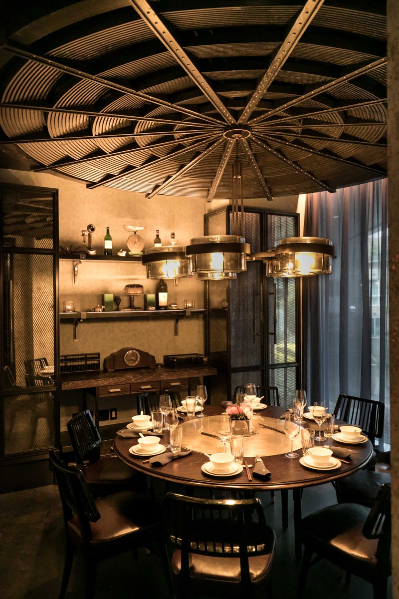 TrumpVancouver's tweet photo. Our Linda Lin Private Dining Room, inspired by the "Movie Queen of Asia" herself - has a retro but modern touch with elements reminicent of 1950s-1960s glamour era of which Lin was an icon.  #Mott32Van #Mott32 #MaximalConcepts #Mott32International #TrumpVancouver #JoyceWangStudio https://t.co/FS12Z9WxAg