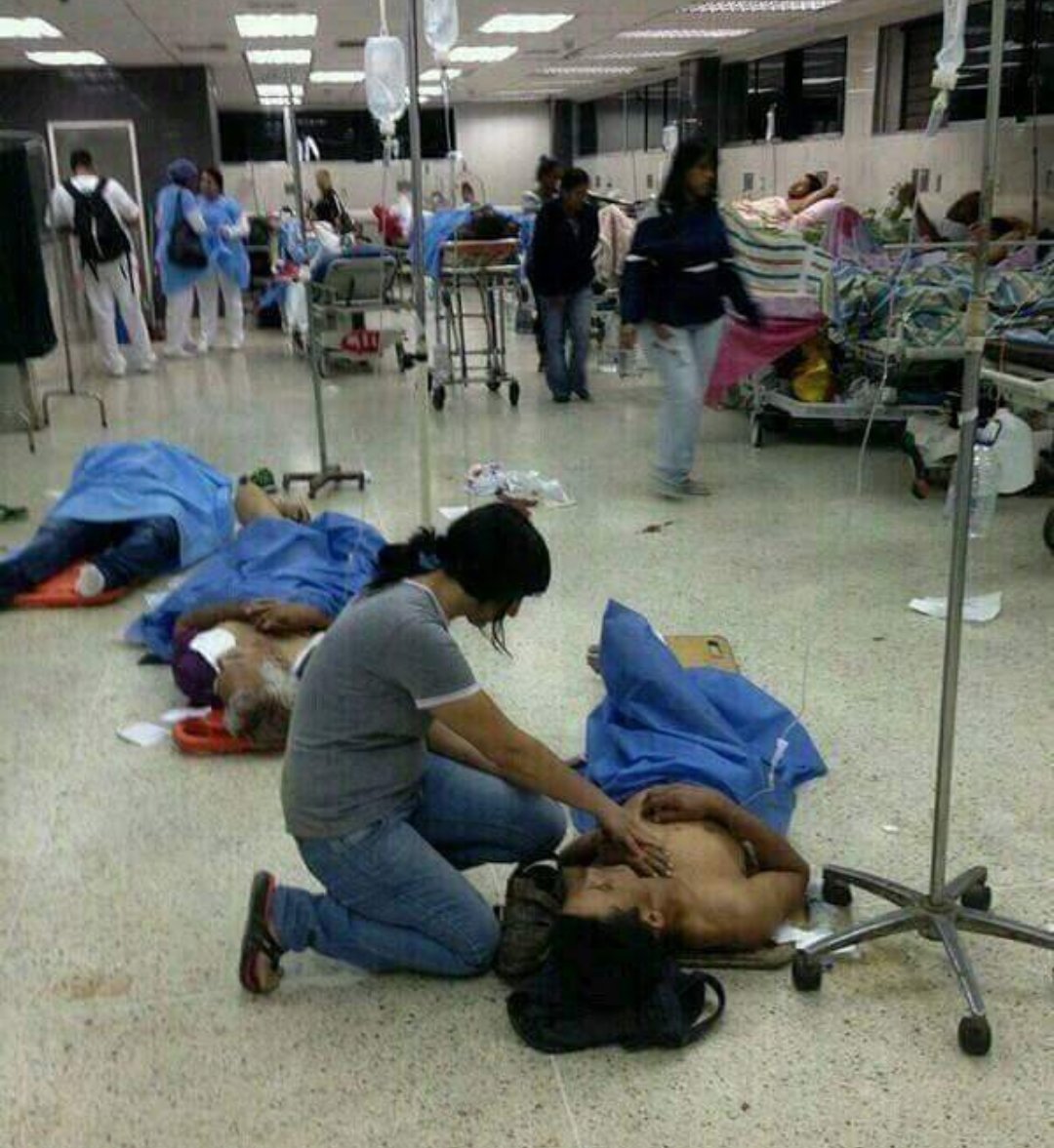 MMalaverM's tweet photo. Esta mañana en el hospital Pérez Carreño de Caracas: enfermos muriendo en el piso por falta de camas e insumos. Hecho en socialismo https://t.co/BKTAtD2B55