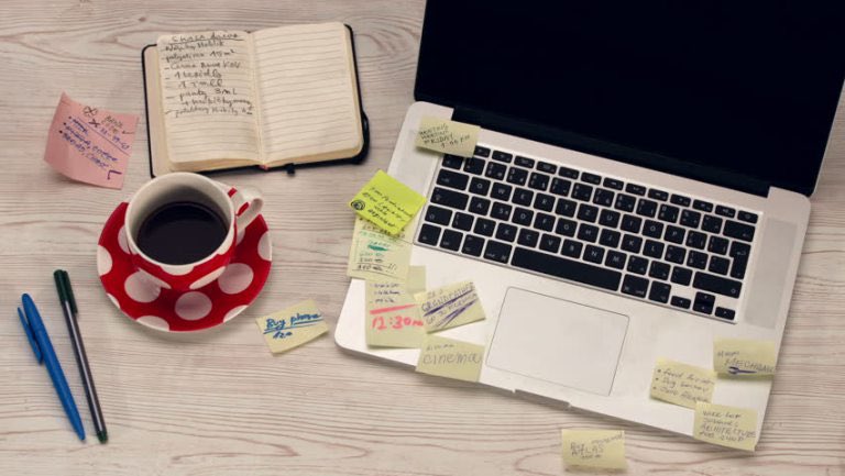 VikkiBirbeck's tweet photo. You all know how much I love a post it note! Learn about my #visa #interview prep & #requireddocuments in my latest #blogpost https://t.co/lwTchbIeCX 🇺🇸 #visainterview #usvisa #usembassy #london #america #50states #180days #travelamerica #travelling #travelblogger #blogger https://t.co/i2YSNjYQP8