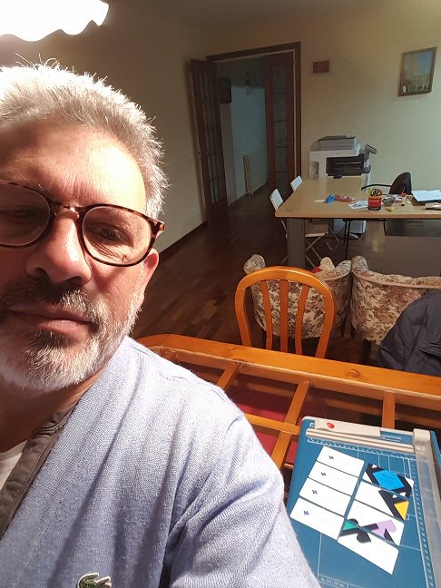 jvsalatino's tweet image. Preparare le carte personali, per il @MakerFaireRome, disegnato da uno dei miei figli: Ezequiel Salatino. #MFR17 #PortraitPainterRobotProject