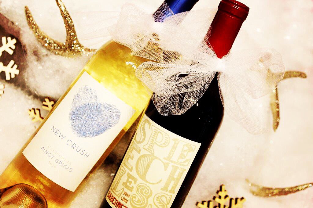 GetVineOh's tweet photo. ‘Tis the season! 🌲 Happy Wine Wednesday!  Stay tuned for sneak peaks of our Ho! Ho! Holiday box!  #vineohbox #holidaybox #winewednesday https://t.co/7Z0pmIo05e