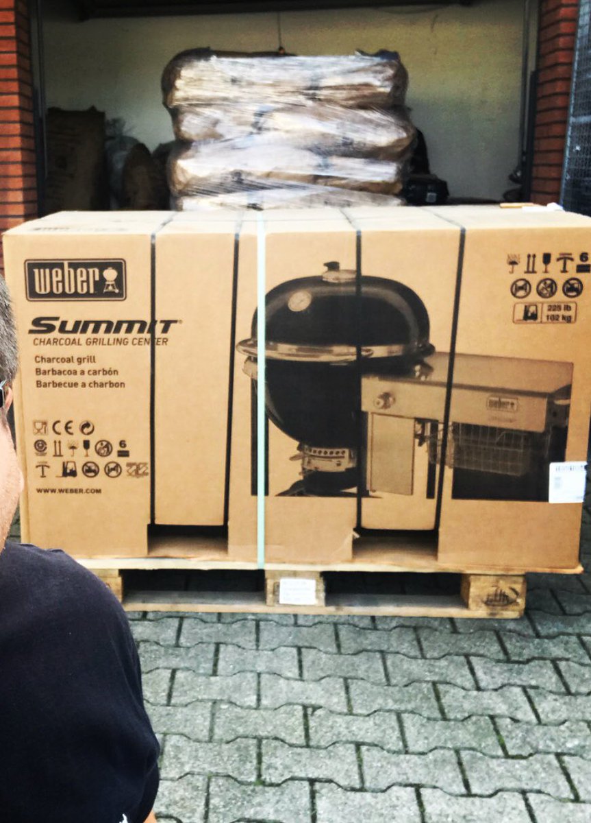 onlyslaggin's tweet photo. Please Retweet &amp; when hits 200k RTs @Weberbarbecues will send this fantastic BBQ! it’s packed and ready! 😁 #RT #Need200kRT #LetsGetJimAWeberSummit #Competition #giveaway #competitions #CompetitionTime #GiveawayAlert https://t.co/cSn88ZA1Ta