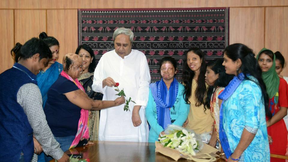 durgasaa's tweet photo. Thank you Naveen patnaik sir ( Chief Minister of Odisha).You gave your precious time to acid attack victims🙂@Naveen_Odisha https://t.co/bBCFGA9oRF