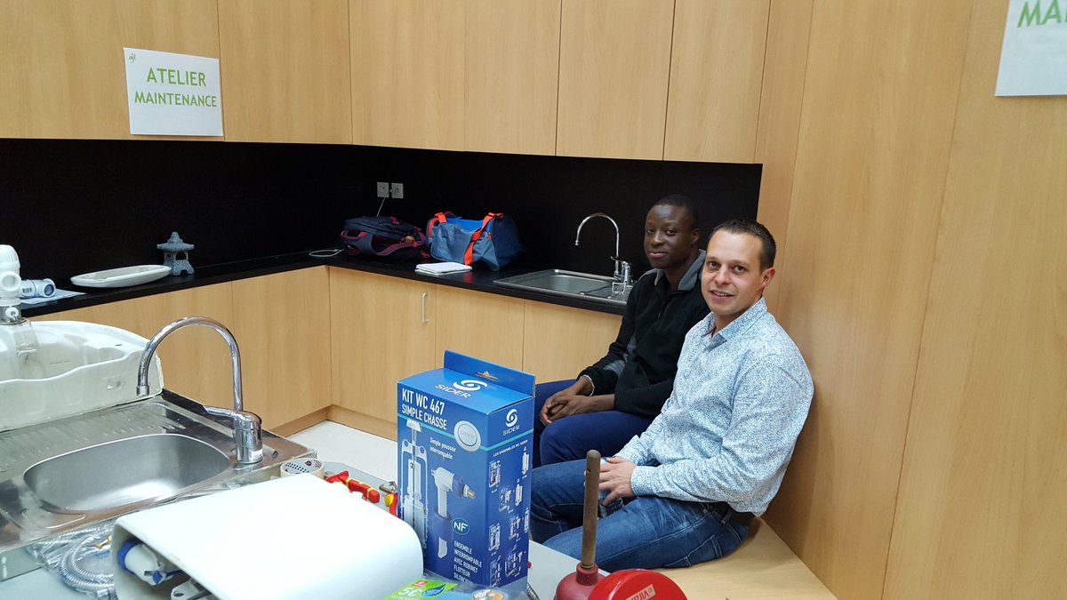 dulinvalerie's tweet photo. Le forum logement @ALJTweet 75, des espaces de rencontres avec les partenaires , des ateliers maintenance,  des démonstrations du #passlogement ... au service des #jeunes https://t.co/g5jfmDU9Fl