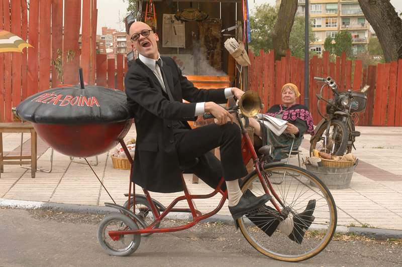 Bicitarianos's tweet photo. La #bici en el cine:
Mortadelo y Filemón. Misión Salvar la Tierra' (2008)
Mortadelo (@edusotomoreno)

#MortadeloYFilemón https://t.co/97nOxiRAit