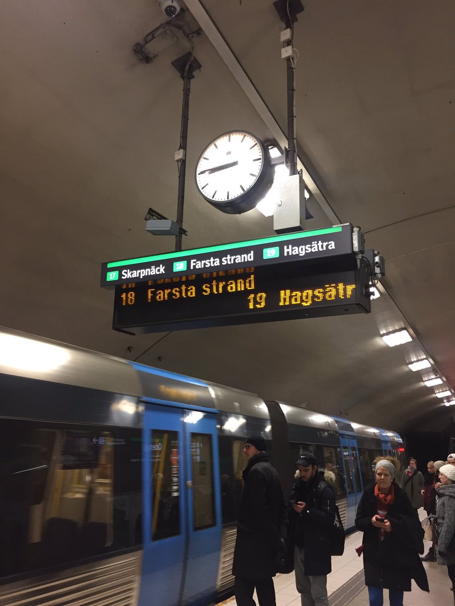 HasseMalmstr's tweet photo. Odenplan - på väg hem efter en sen dag ... https://t.co/Wfq66BNFit