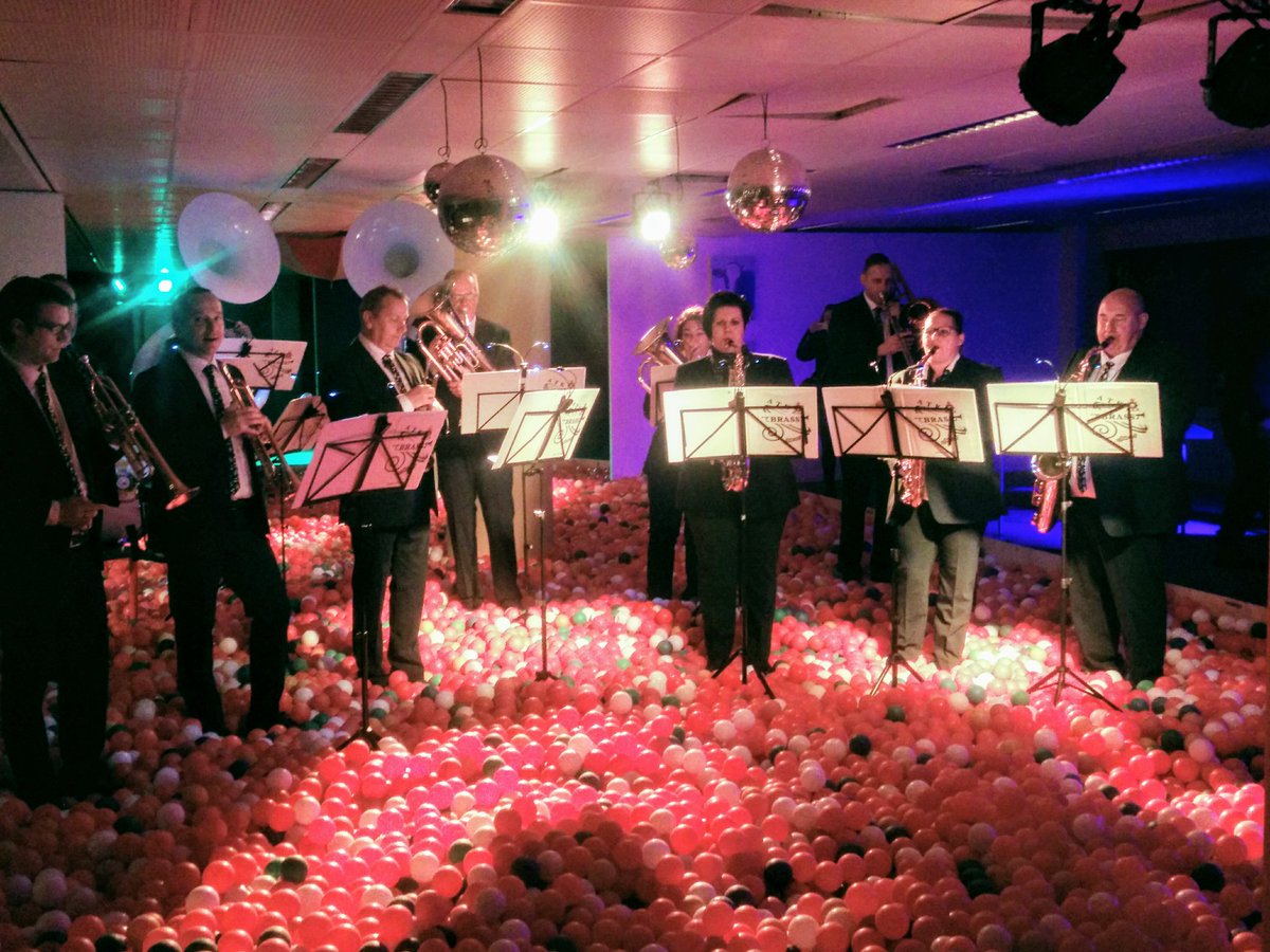 ArnhemCity's tweet photo. Euh...Brassband in een ballenbak? Jaaaaa @Ruimtekoers is begonnen! 'Wij zijn de stad' #Arnhem #Zuid https://t.co/JCoxN6nJw2