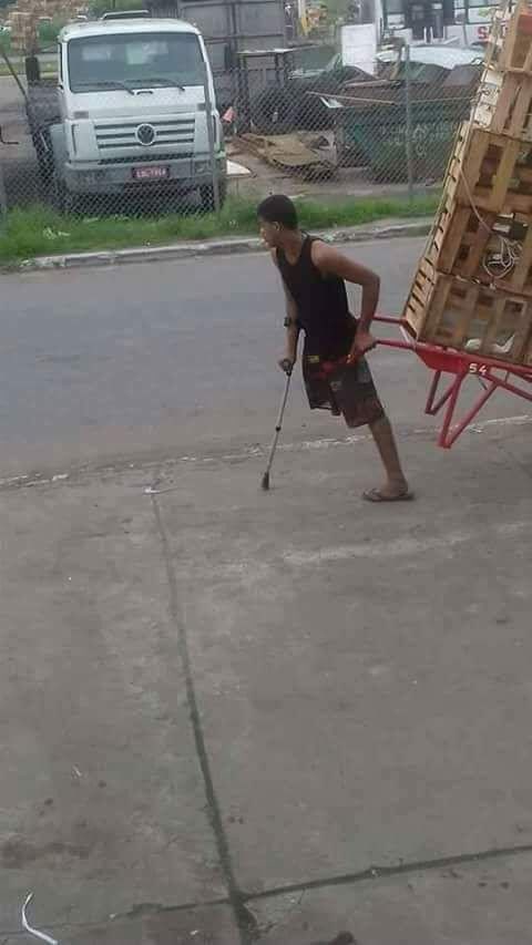 E tem tanto ladrão de duas pernas que rouba alegando "falta de oportunidade" como empregado. Parabéns para este lutador da foto, um gde cidadão!!!