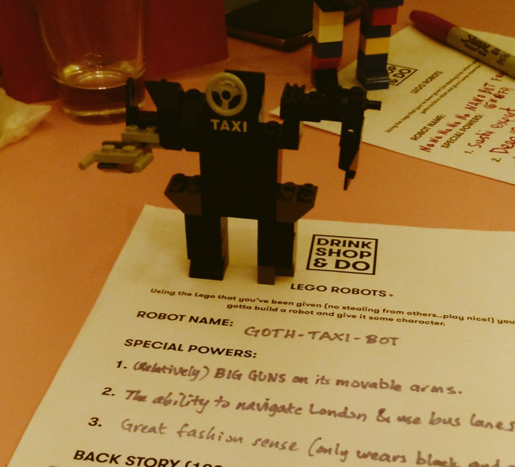 aissshah's tweet photo. #GothRobot #legorobots #soFashion https://t.co/cT4Jk3FlQV