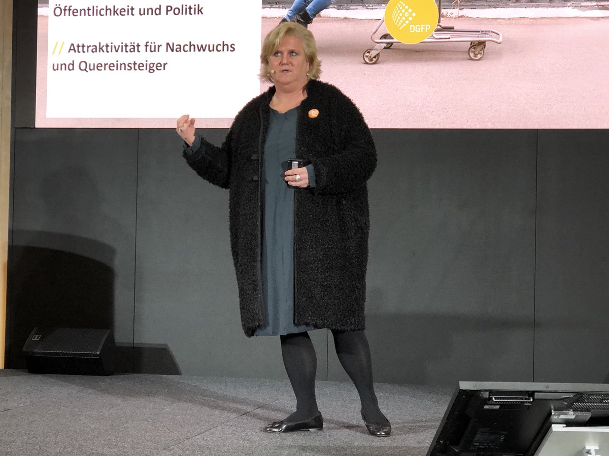 netzabine's tweet photo. @HeuerKatharina ausgezeichnet als eine der „Wichtigsten 40 HR Köpfe“ als „Die Netzwerkerin“, die dem @dgfp zu neuem Glanz verhilft: ZU RECHT, Chapeau, Katharina! #dgfplab #tmg17 https://t.co/6YyaBHkuYf