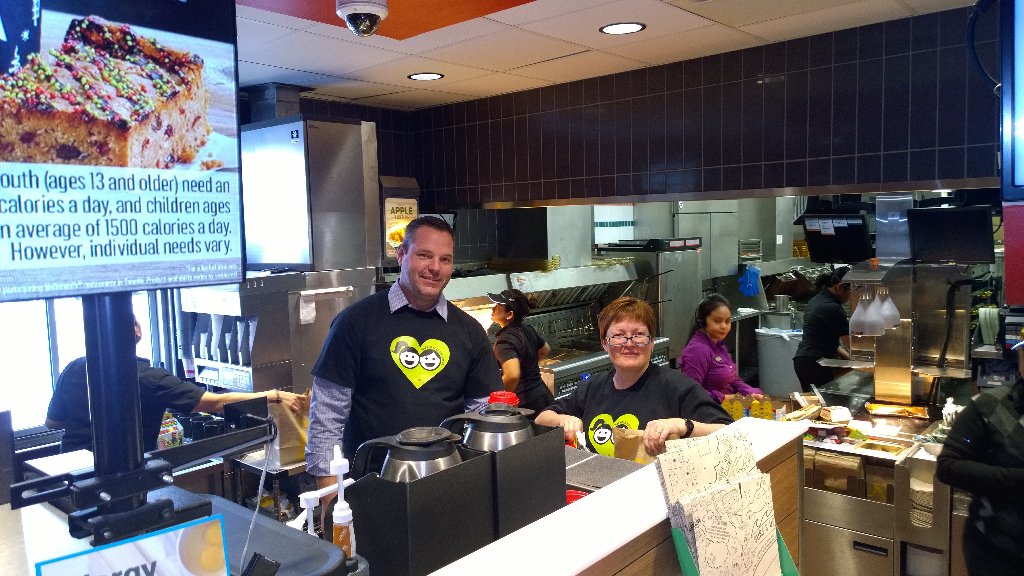 MurrayCunningha's tweet photo. #uwca McDonalds downtown Red Deer supporting United Way and putting some volunteers to work! https://t.co/fXl4BUhiFE