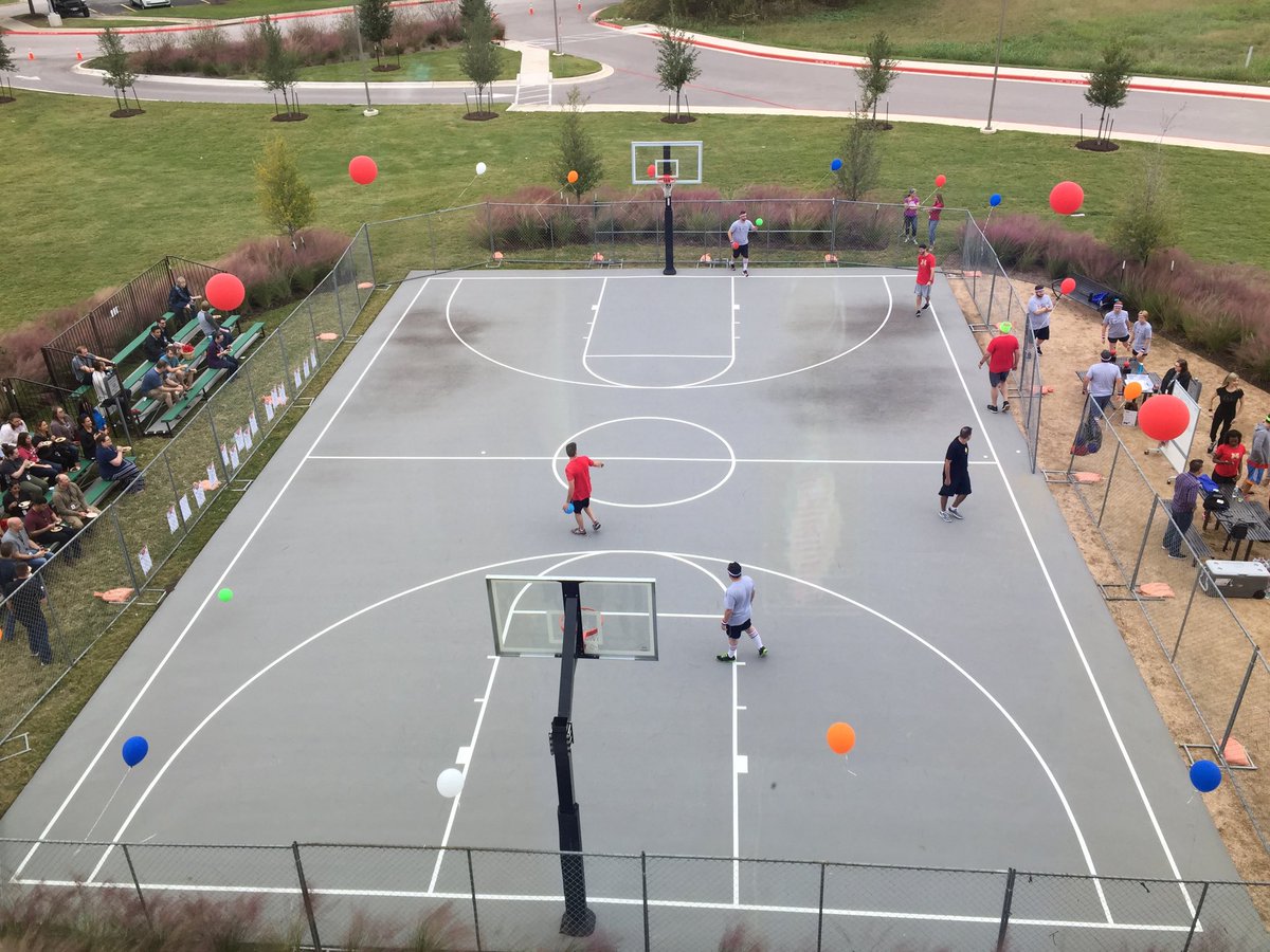 Texashokie89's tweet photo. Almost time for the @Q2ebanking Dodgeball Finals benefiting @jdrfaustin #walkforacure @jdrf https://t.co/ROPIridAV8
