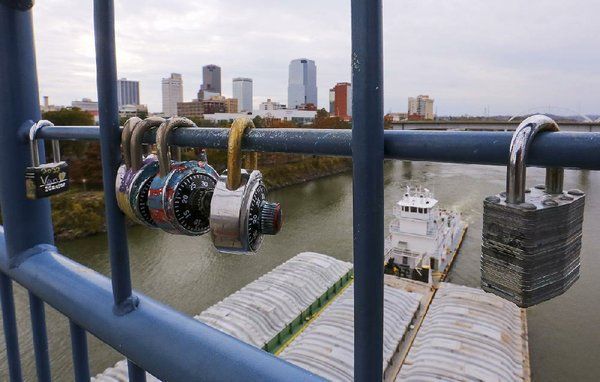 ArkansasOnline's tweet image. Workers removing thousands of locks that romantic couples have attached to Junction Bridge between downtowns Little Rock and North Little Rock. Here's why: arkansasonline.com/news/2017/nov/… #ARnews