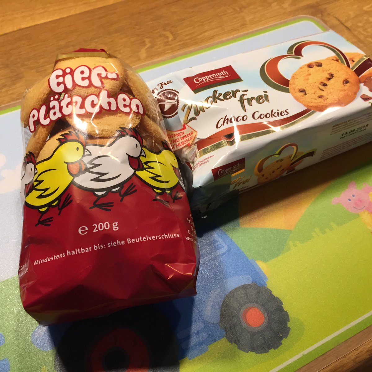 game_west's tweet image. Geschrei - keine Plätzchen im Haus. Lösung: Einkaufen - Kind sucht sich zwei Packen Kekse aus. Merkt zuhause, dass sie nicht schmecken - Geschrei. 🤦🏼‍♂️

#mylifeinanutshell