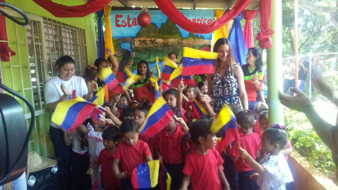 ANAOSPINO18's tweet photo. Ortiz se lleno de jubilo el día ayer por la visita de nuestra Primera combatiente del estado Guárico Fabiola De Córdoba al C.E.I. El Carpintero donde compartió con nuestros niños, docentes y madres de la patria. https://t.co/RIVEFMcw4e