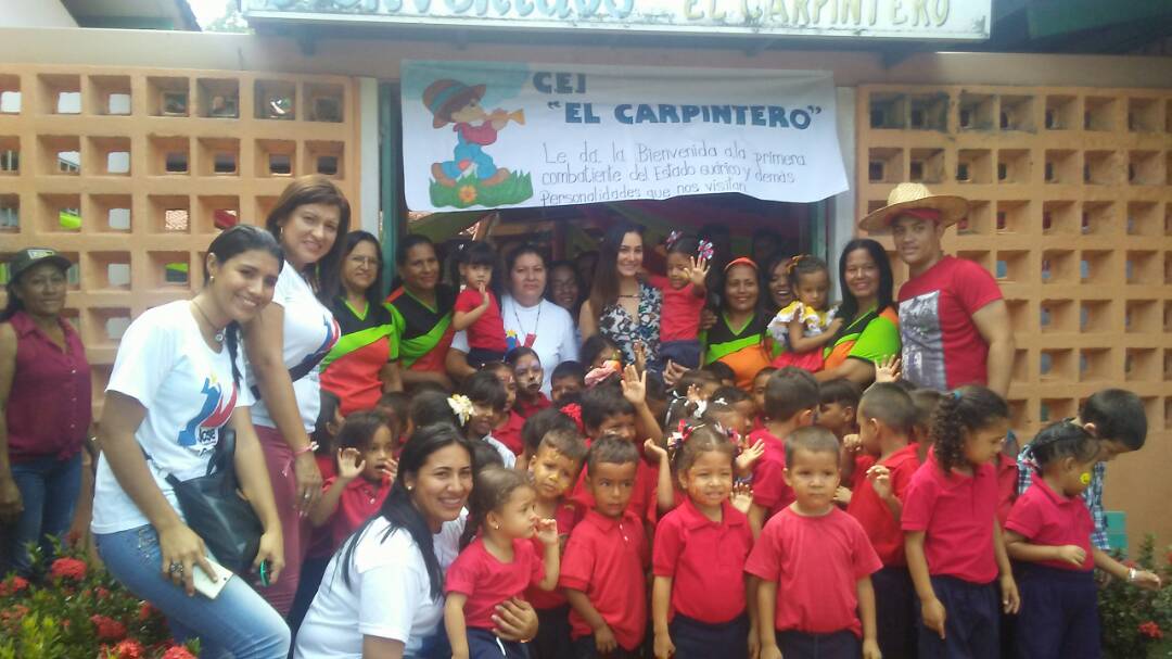 ANAOSPINO18's tweet photo. Ortiz se lleno de jubilo el día ayer por la visita de nuestra Primera combatiente del estado Guárico Fabiola De Córdoba al C.E.I. El Carpintero donde compartió con nuestros niños, docentes y madres de la patria. https://t.co/RIVEFMcw4e