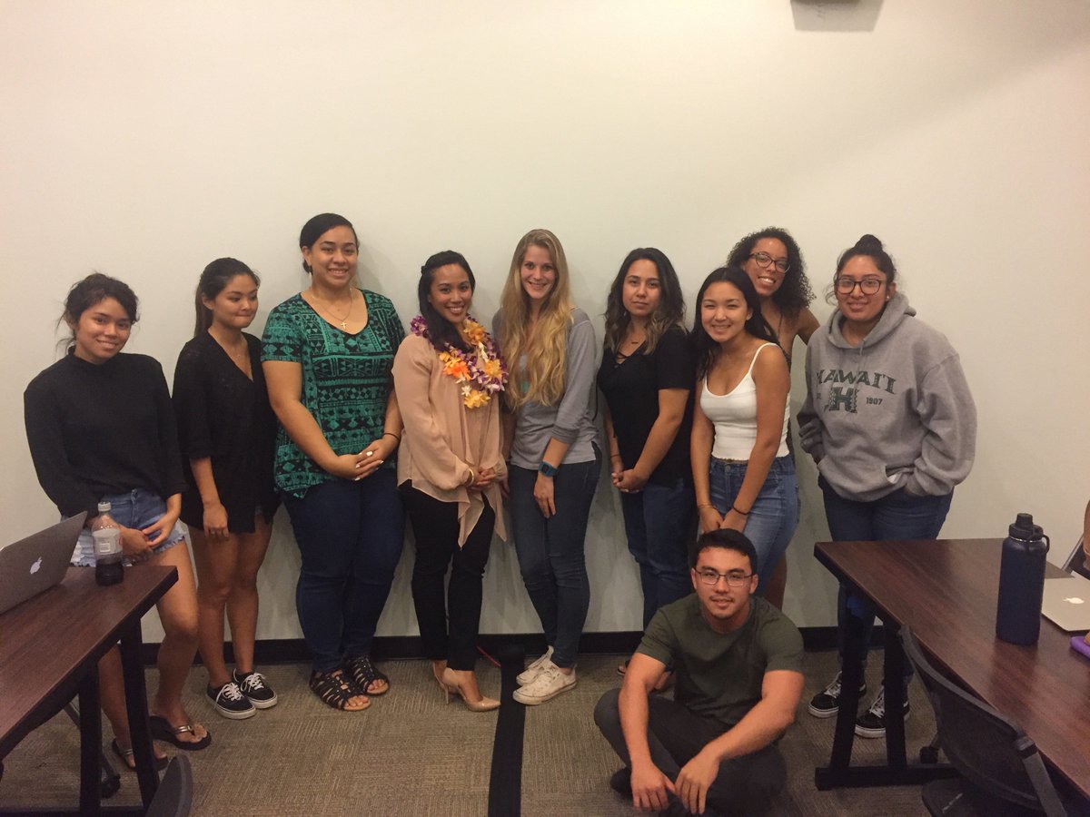 PRSSAUHM's tweet photo. Jennifer A. Armstrong, APR stopped by our meeting last night to give us some advice on our LinkedIn and Resume: Design matters, Dump the Objective, Don't state the Obvious, Include personal accomplishments! #topfour #prssa #uhm #WeArePR https://t.co/MridoIVmyw