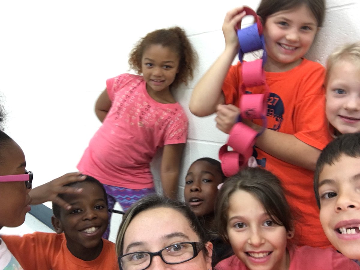 burcham_piccola's tweet photo. Day 15: a coaching selfie. Working with my Franklin family to make a kindness chain. #educoach #TheFranklinDifference #FranklinTwitterChallenge #180DaysofGreatness https://t.co/z4nCPfWlbk