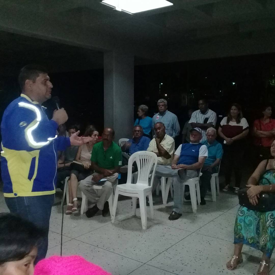 OviedoPSUV's tweet photo. En la Pq. Universidad también nos reunimos con los lideres y escuchamos sus planteamientos en función de la Gran Victoria del 10D @dcabellor https://t.co/zvq3UNTjGO
