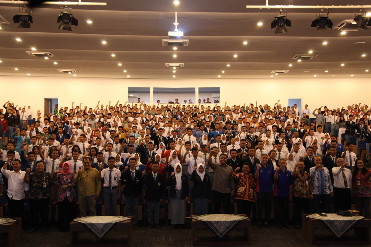 Kresna_Candi's tweet photo. #Program3 #Promoter #ProgramPrioritasKapolri #KerjasamadgnDiknas Peserta Seminar Pencegahan & Penanggulangangan Faham Radikalisme bagi Pelajar SMA / SMK Se Jawa Tengah Th. 2017 di Sekolah Nasional Karangturi Kota Semarang pada tanggal 1 November 2017 https://t.co/w1gMKaEyjT