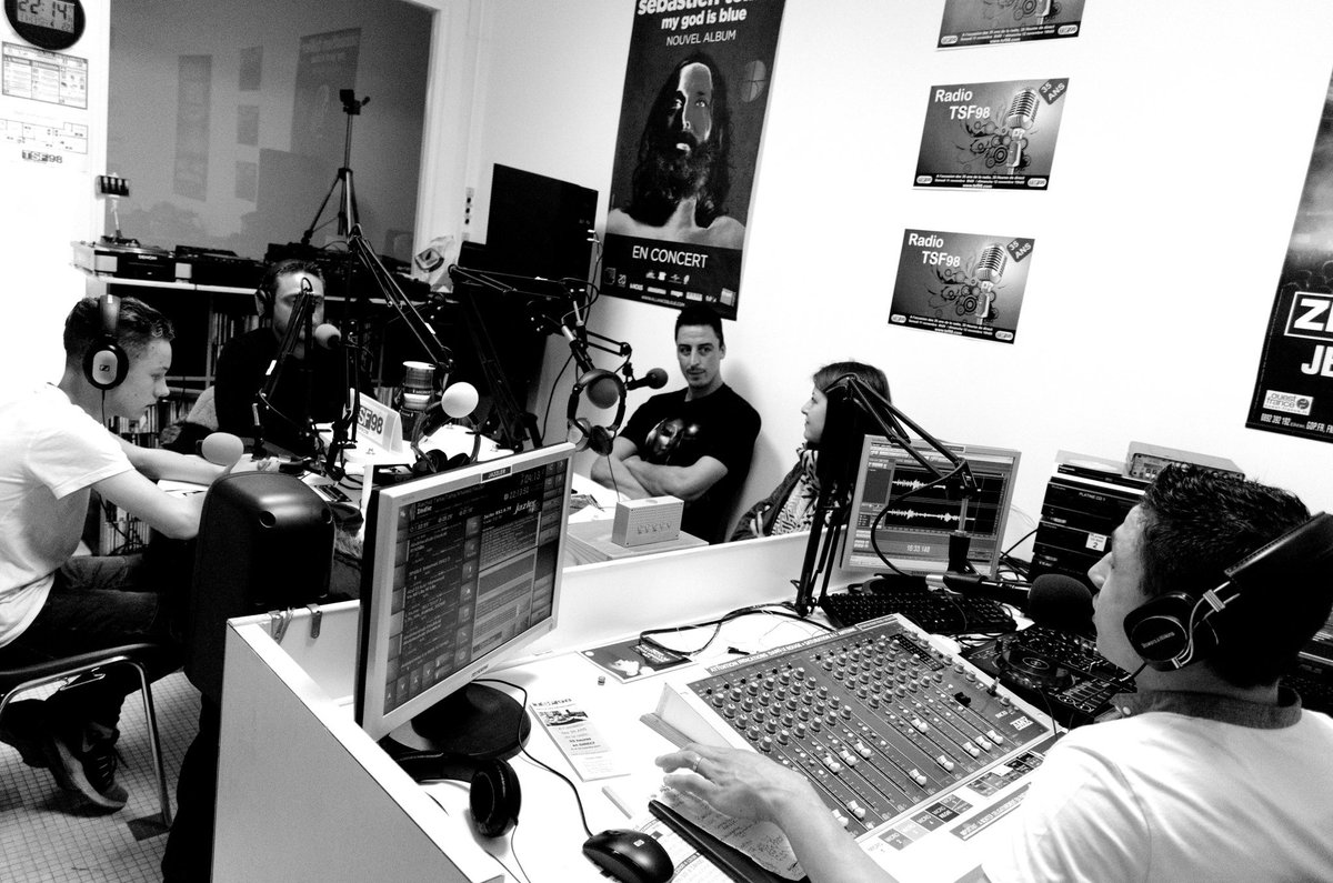 DjDimao's tweet photo. First LIVE Dj Radio Show #DimaoAndFriends @RadioTSF98. With Friend @DJNICOLAANGEL & #DJMAC 😍🎧🔊
#Mix #LIVE #radioshow #EDM #Electro #House #Dj #saturdaynight #party #Dance https://t.co/u6ShjXA0GU