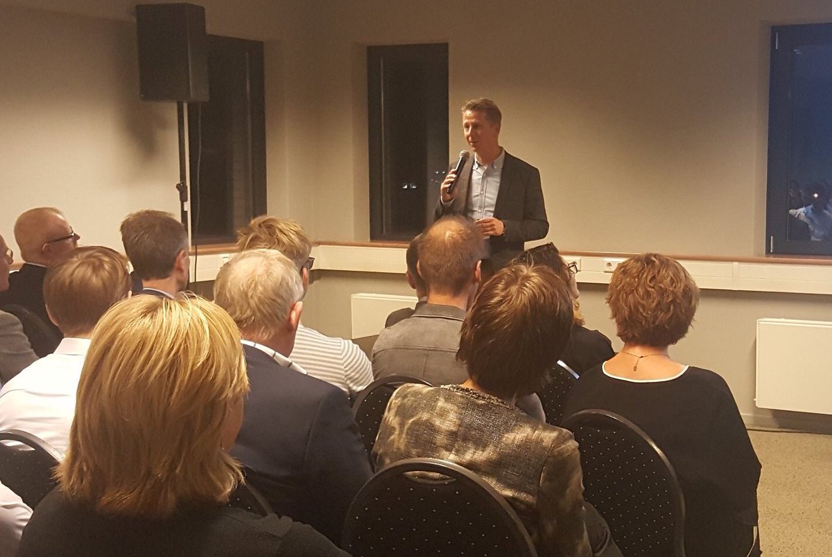 marcel_wijnen's tweet photo. Bevlogen Björn Kuipers maakt indruk tijdens #Starterscafe van @ROZGroep en @RaboTwenteOost met quiz door de enige echte @RobChristenhusz! @StadOldenzaal #starters #ikgastarten https://t.co/1jPcDJj2aU