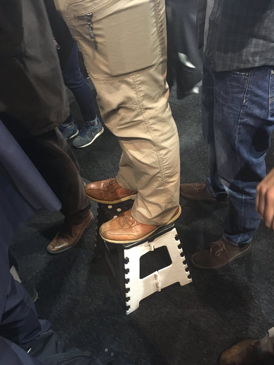 ClaraHaas_'s tweet photo. A journalist trying to film Macron brought his own portable stool #Bside #smartplanning https://t.co/fBU2bZQhbM