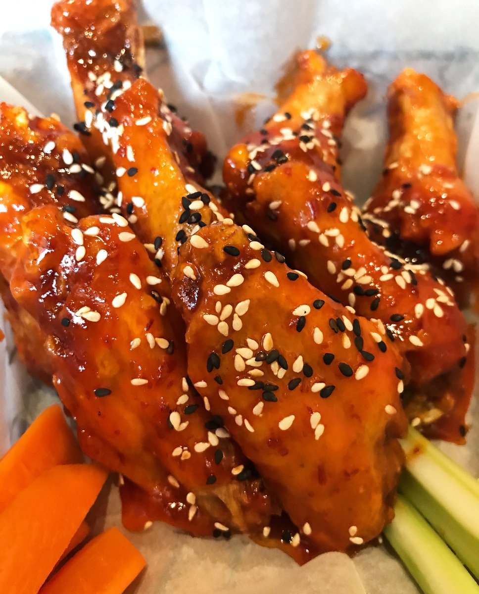 Is there such a thing as #wingwednesdays If not, We’re in favor 🙌🏼 #ditchplains #sportsbar #westvillage #wings