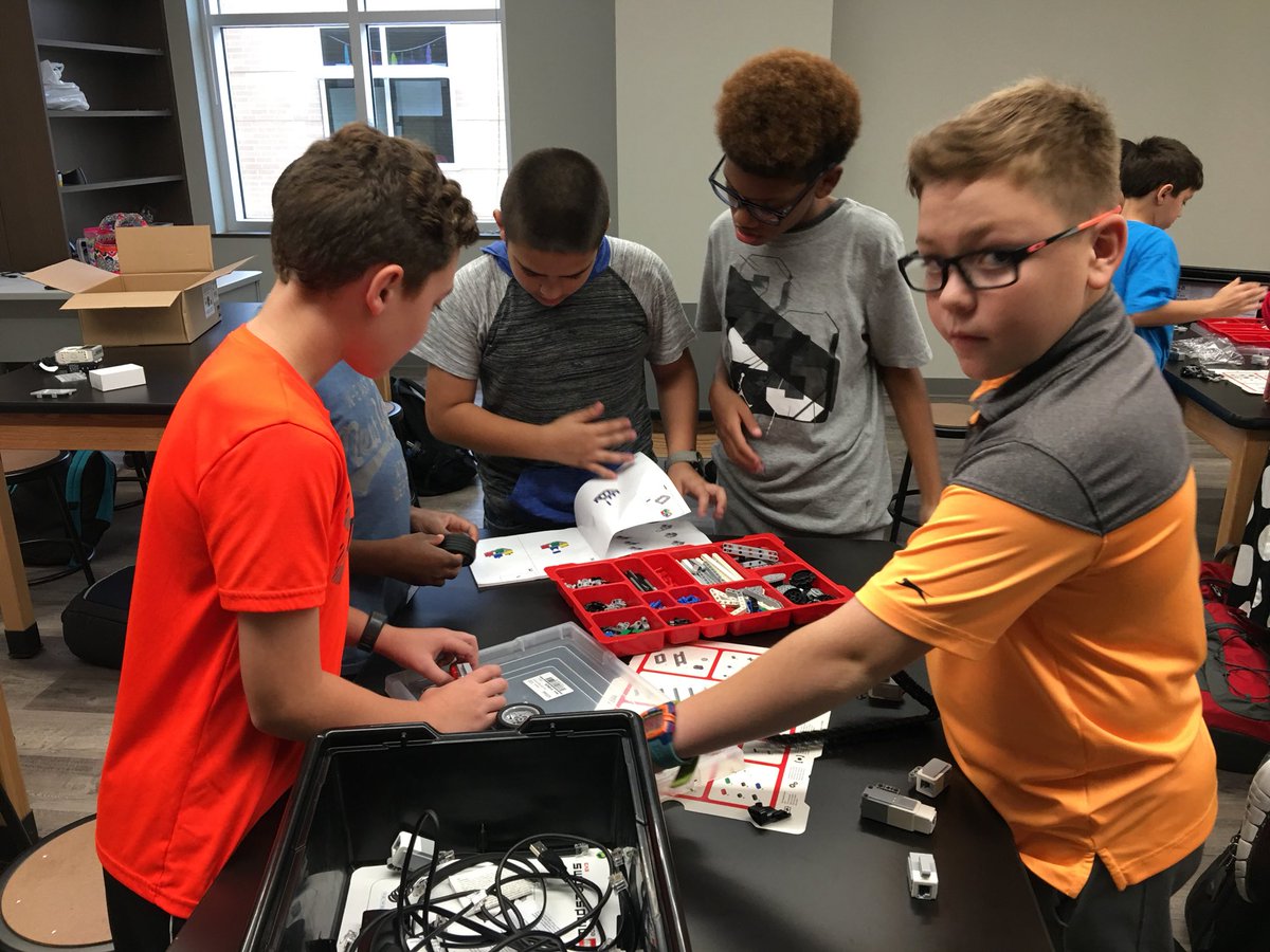 mrsakopp's tweet image. First robotics meeting! 🐻 🤖 
@HumbleISD_GE #grizzlyrobots #WeAreGroves @kglover_prek