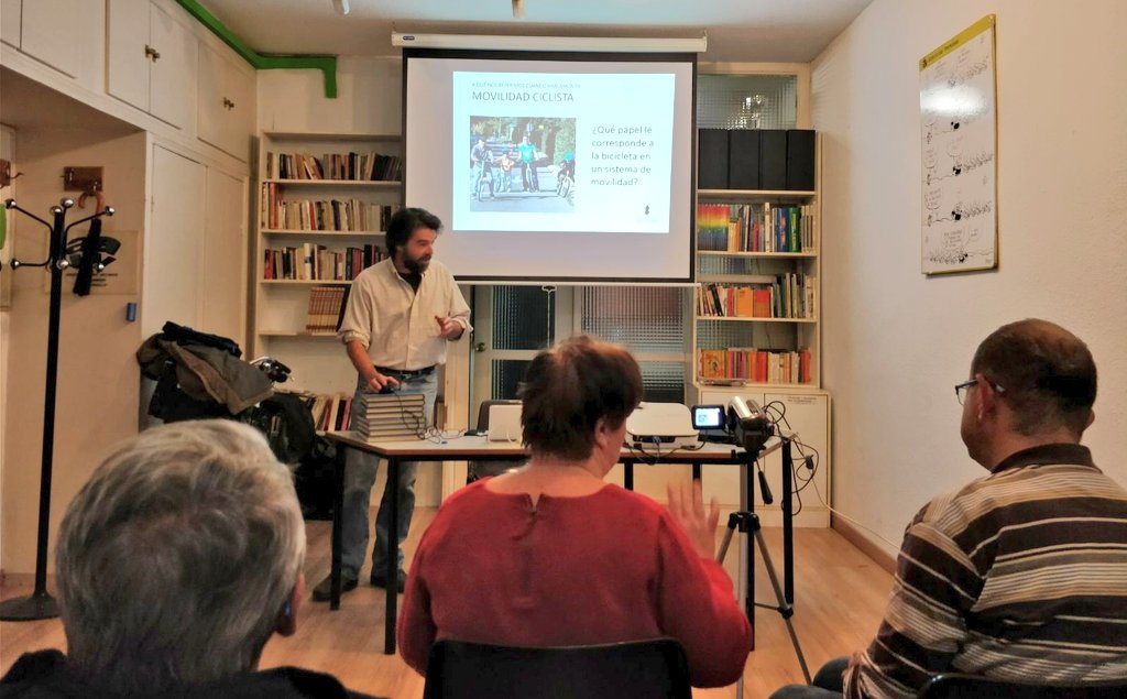 pedalibre's tweet photo. Hoy en Chamberí, hablando de la bici en Madrid con la Asociación de Vecinos El Organillo https://t.co/YBSMG0bHWa