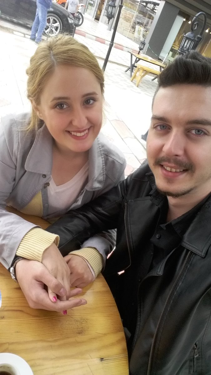 gulcnkaa's tweet photo. Soldaki 2 sene önceki ilk fotomuz❤ sağdaki de bir ay önceki en son fotomuz❤

Görünen şu ki yaş alıyoruz ama seninle geçen zaman o kadar güzel ki.. 
Hayatıma gireli 2 sene olmuş.. 
Seninle dolu dolu bir ömür dileğim..

Nice yıllarımız olsun sevgilim ❤
@aykutatalay16

#2sene ❤ https://t.co/tx9aYP0LMW