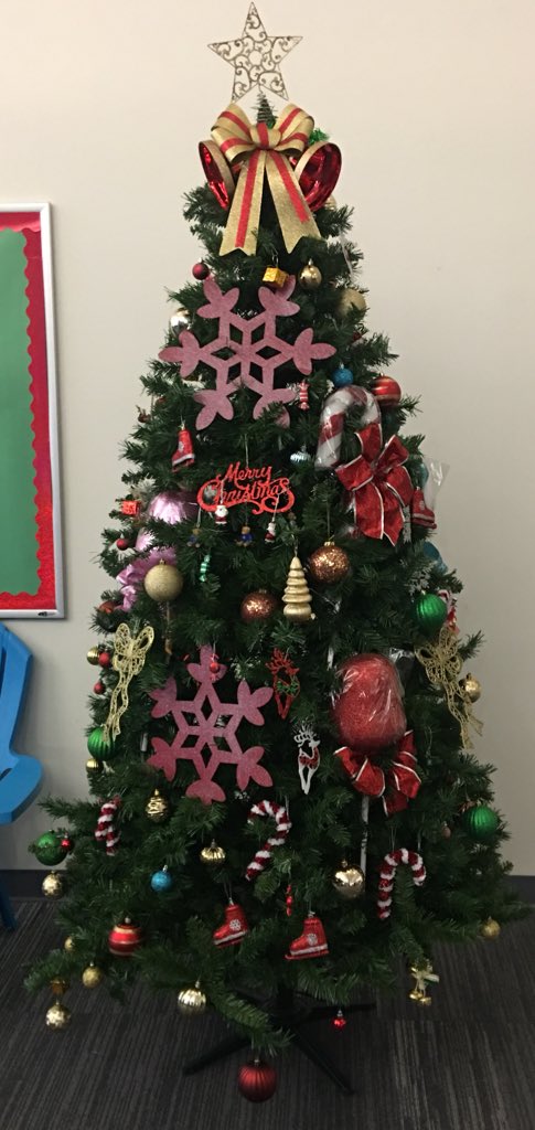 MetroPCSDallas's tweet photo. Working as a family to get our Christmas tree together @rgaynier @Greg_MPCS @UralisaN @Ron_SuttonAOY 😀🌲🎁‼️ https://t.co/3pzanmpVWp