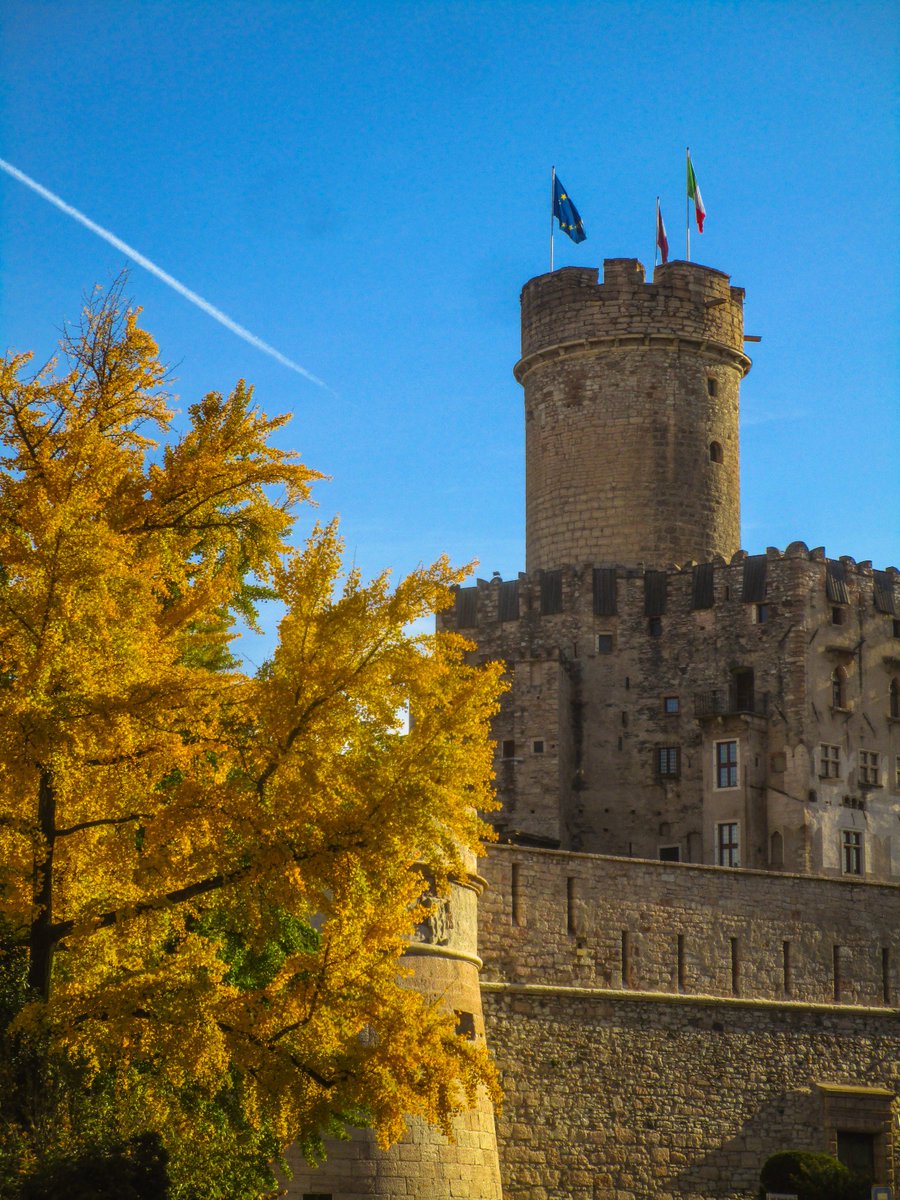 Iperbole_'s tweet photo. Che dolce Trento! Mi accoglie con i suoi delicati colori autunnali e un'aria che sa di puro. Siamo in val d'Adige e la Paganella svetta soave con la sua cima argentata su tutto il panorama. Fra parchi, stradine, cattedrale di San Vigilio e castello del Buonconsiglio #Trentino https://t.co/CcfHXDBdLy