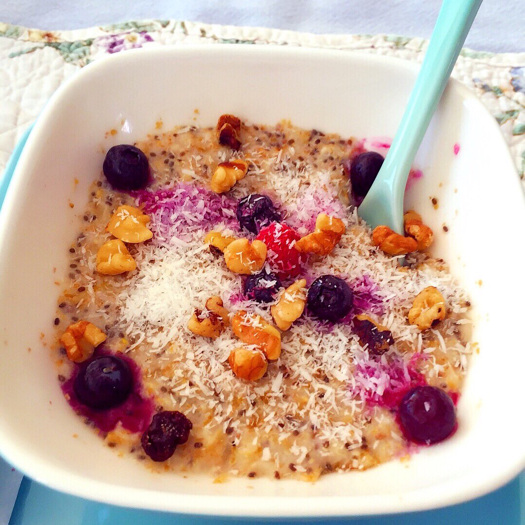 Oatmeal Life!!😋 @bobsredmill #organic #oldfashioned #rolledoats #wholegrain #organicoatmeal #organicraspberries #organicchiaseeds #organiccoconutmilk #flaxseed #stevia #breakfast #healthbreakfast #oatmeal #cinamon #mingaldeaveia #newhopepa #blueberry #cafedamanhasaudavel