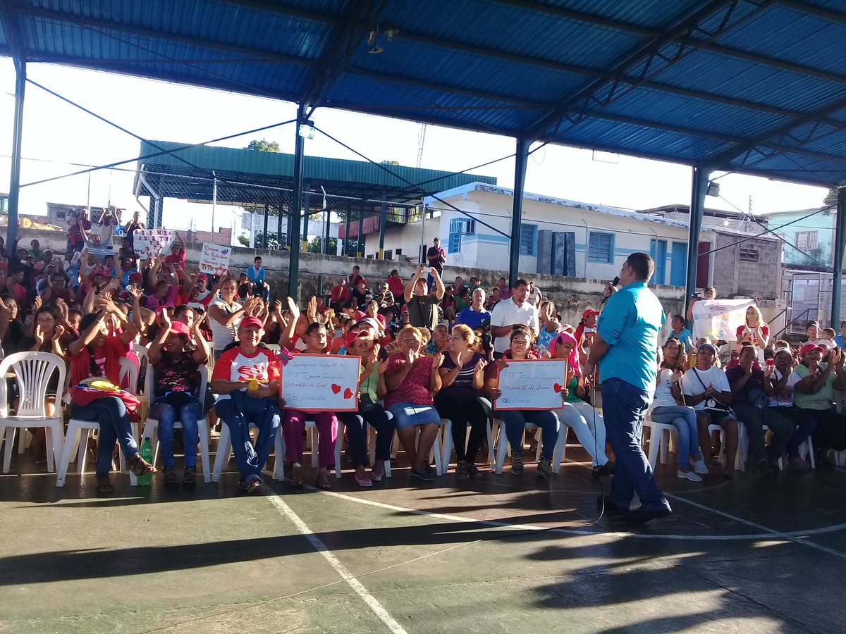 OviedoPSUV's tweet photo. Cuanto amor y lealtad chavista tiene la invicta Parroquia Vista al Sol. Con ustedes esta nuestro compromiso. #PuebloUnidoEnNavidad https://t.co/E2hWd5bjFO