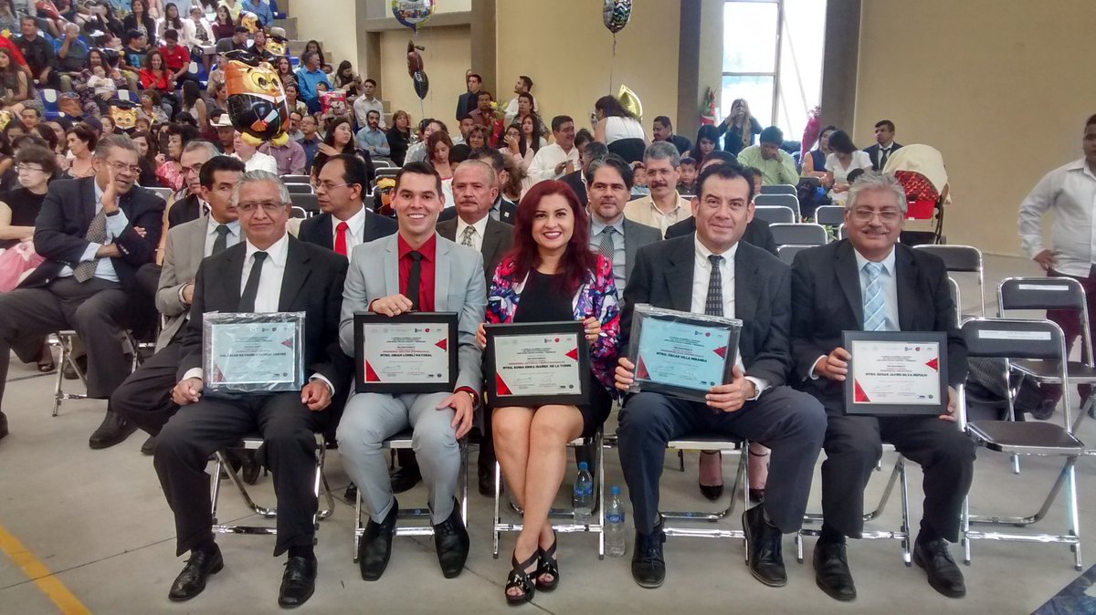 Ceremonia de Acto Académico Generación "Lic.Fernando Gordoa Rivera" Director General Latin América Volteo 2012-2017  @ZapopanITS felicitaciones a los graduados!
