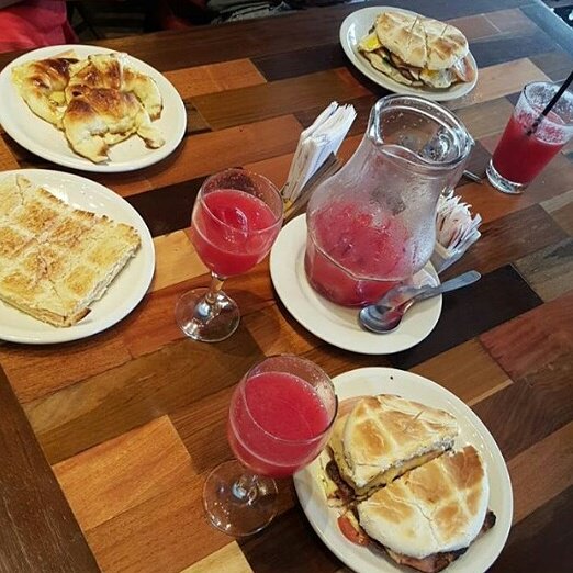 T18Gus's tweet photo. Merienda con los muchachos #postparcial https://t.co/J58tBX4bhM