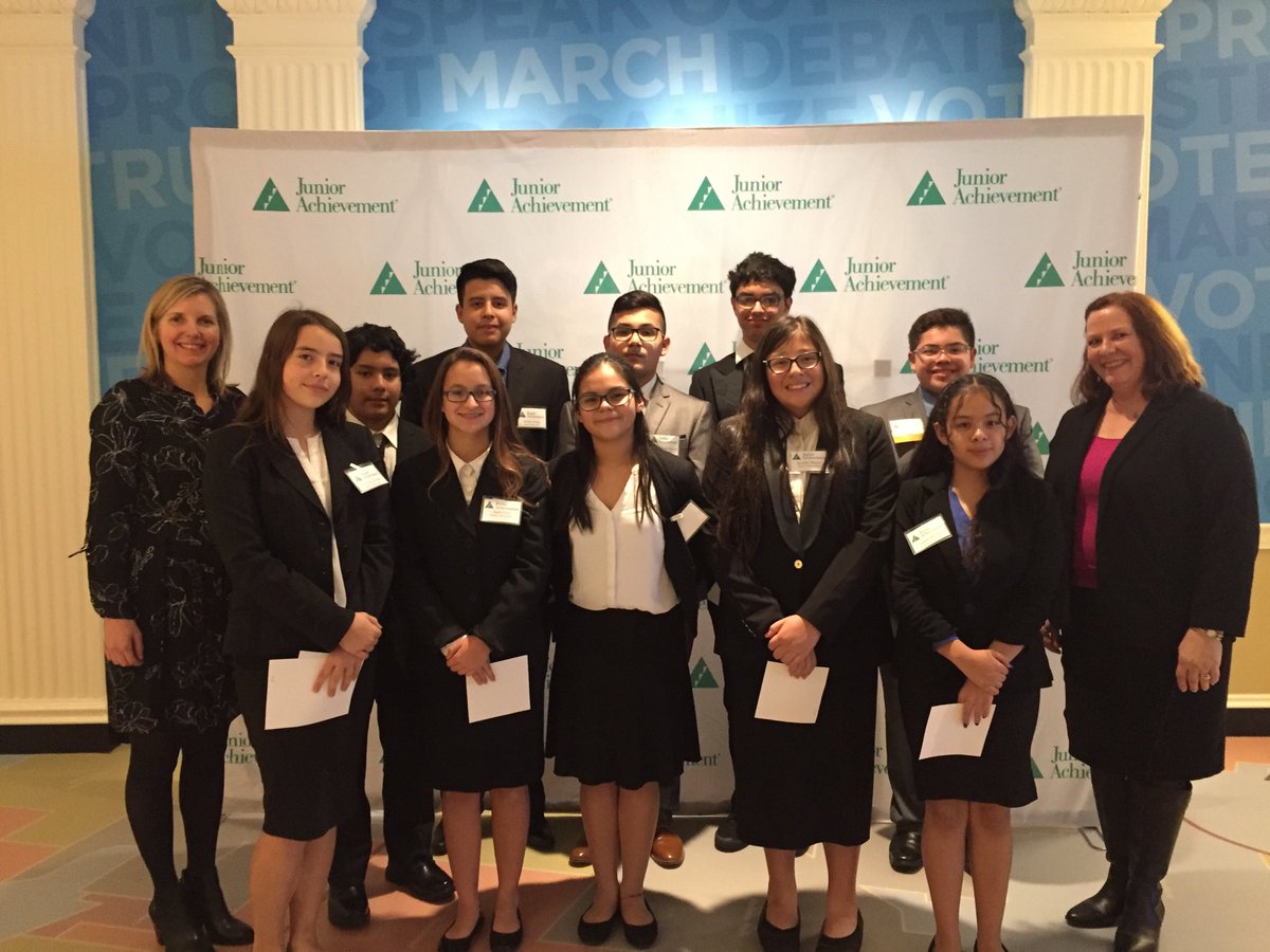 MsMCleary's tweet photo. JA Chicago Business Hall of Fame 2017 #JA So proud of these students! @HesterJrHigh @mwcastaneda https://t.co/Srrw6zxg88
